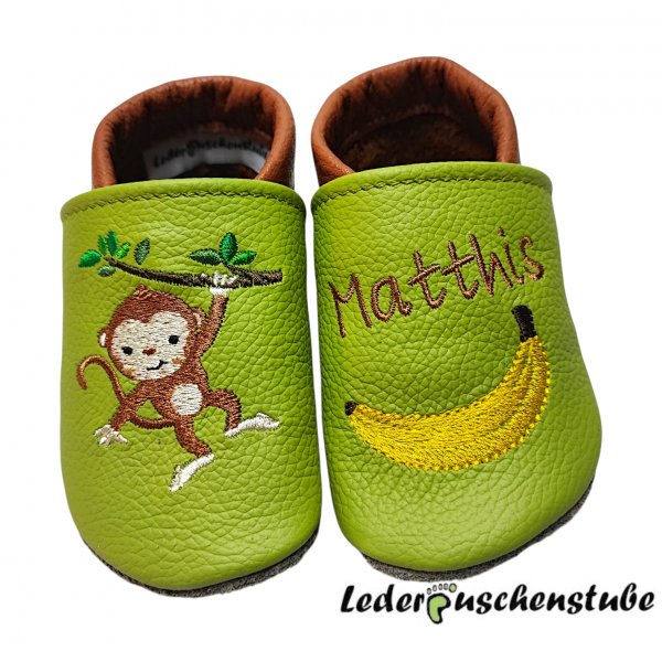 Lederpuschen hellgrün-braun mit Namen braun und Banane gelb-dunkelbraunbraun links sowie rechts Affe Coco